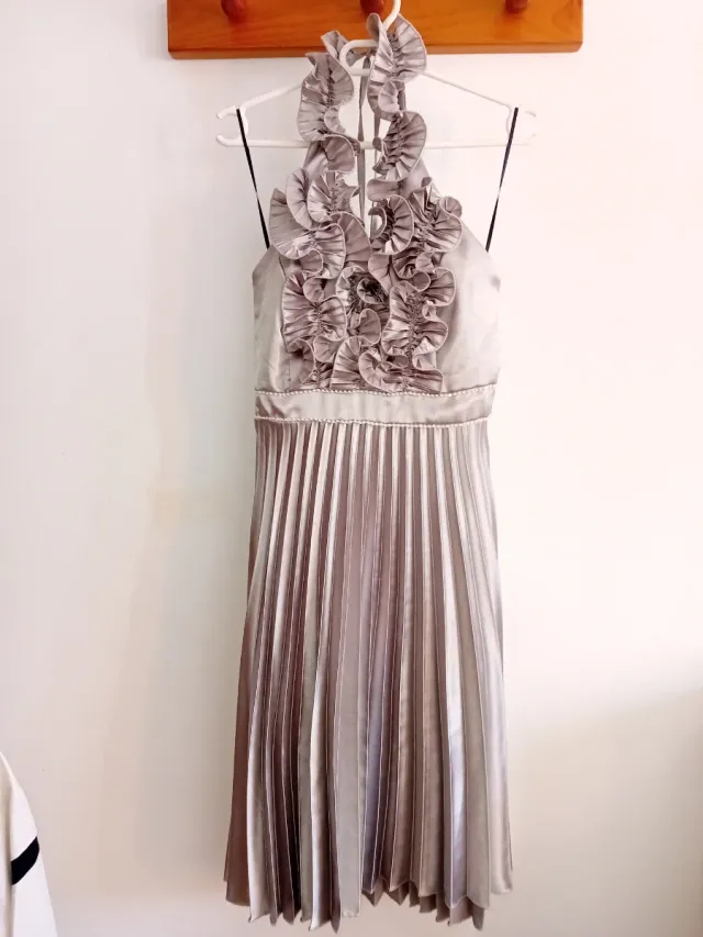 Vestido de fiesta plateado con volantes