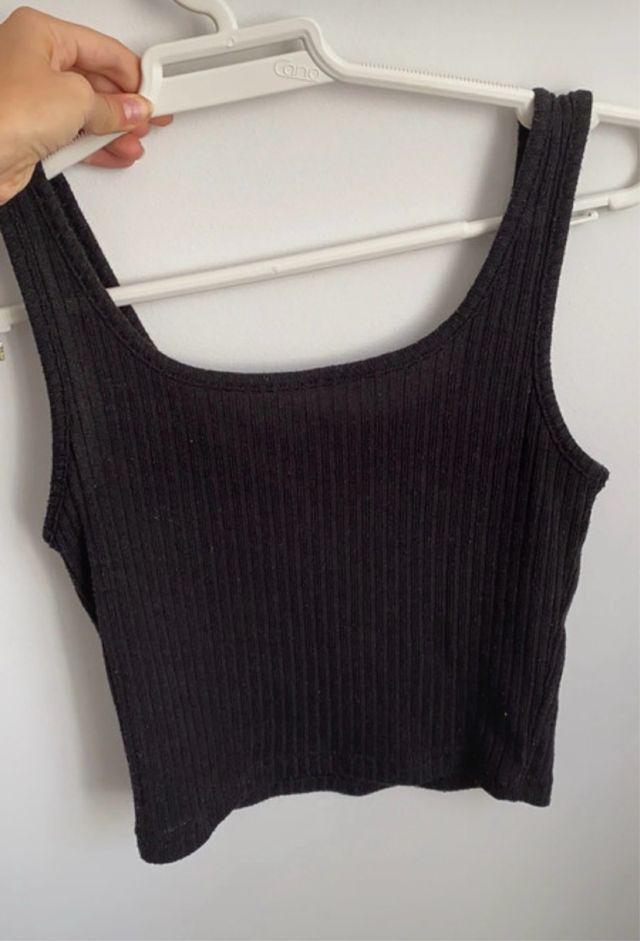 Top negro de tirantes acanalado