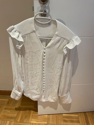 Blusa blanca con volantes