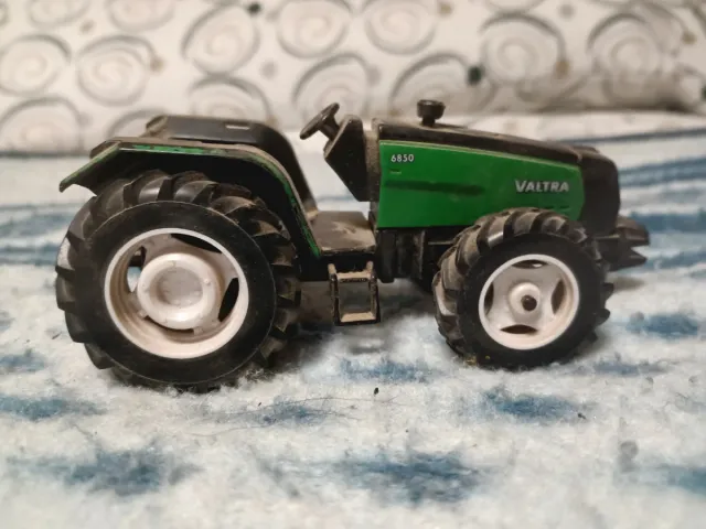 Tractor Valtra 6850 de juguete