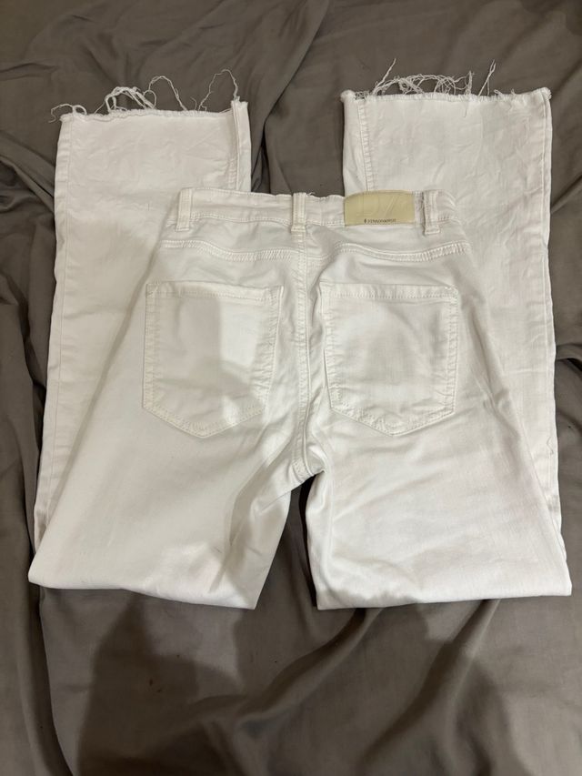 Pantalón blanco Stradivarius