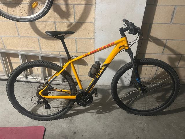 Bicicleta Cube Montaña Amarilla