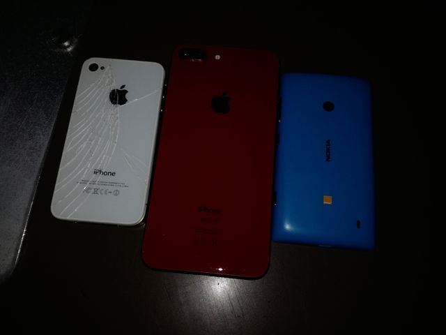 iPhone rojo, iPhone blanco y Nokia azul