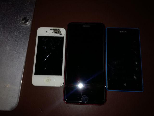 iPhone rojo, iPhone blanco y Nokia azul