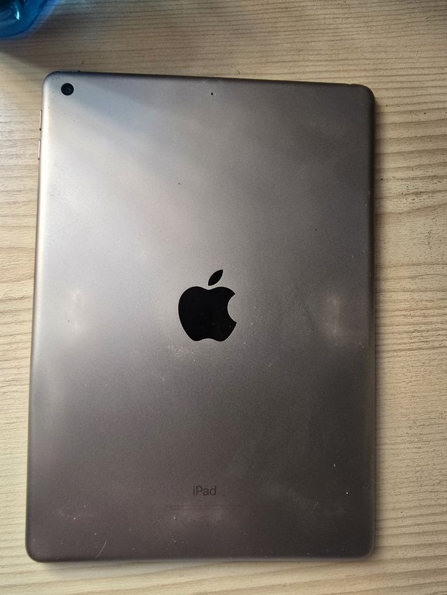 iPhone rojo, iPhone blanco y Nokia azul