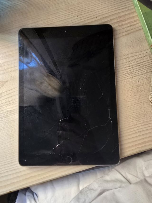 iPhone rojo, iPhone blanco y Nokia azul