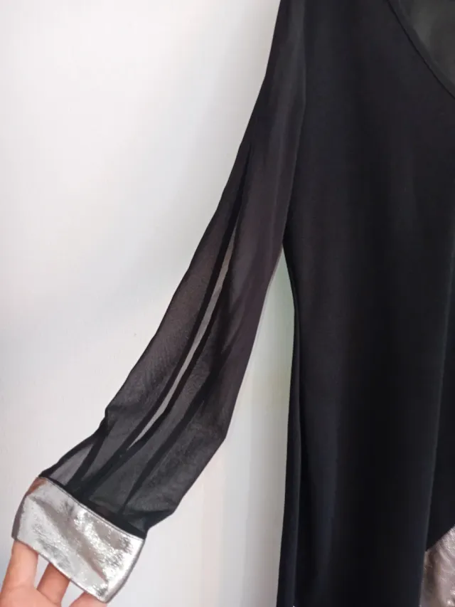 Vestido negro con detalles plateados