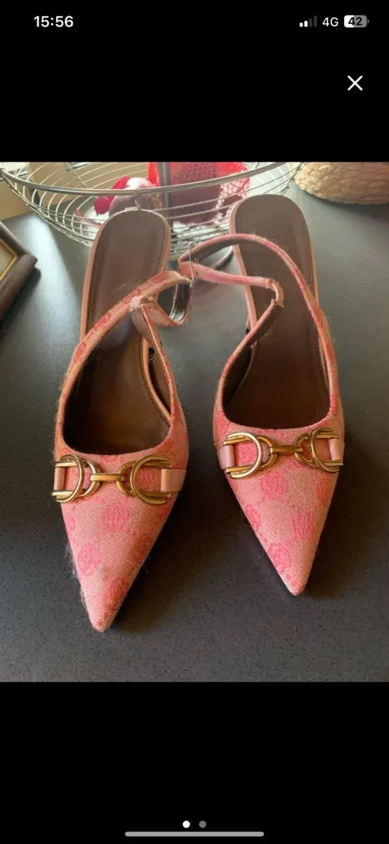 Zapatos de fiesta rosa y dorado