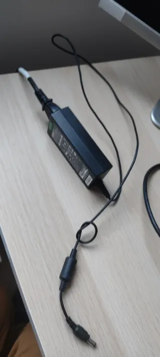 Monitor HP Pavilion 22xw Plata y Blanco