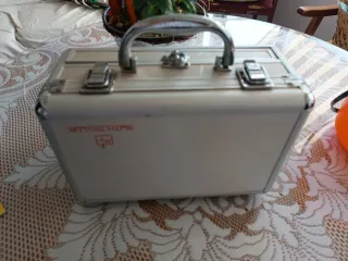 Maletín de maquillaje plateado