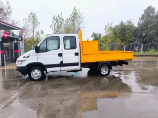 Cajón de herramientas amarillo