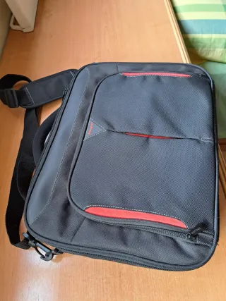 Maletín portátil Targus negro y rojo