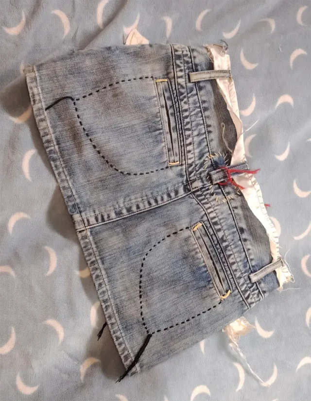 Falda corta vaquera con detalles