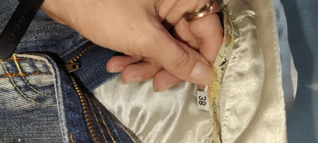 Falda corta vaquera con detalles