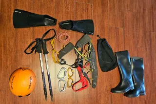 Pack deporte: casco, bastones, arnés, aletas