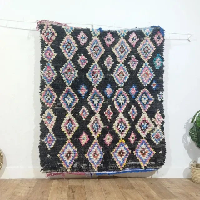 Alfombra de tela negra y multicolor