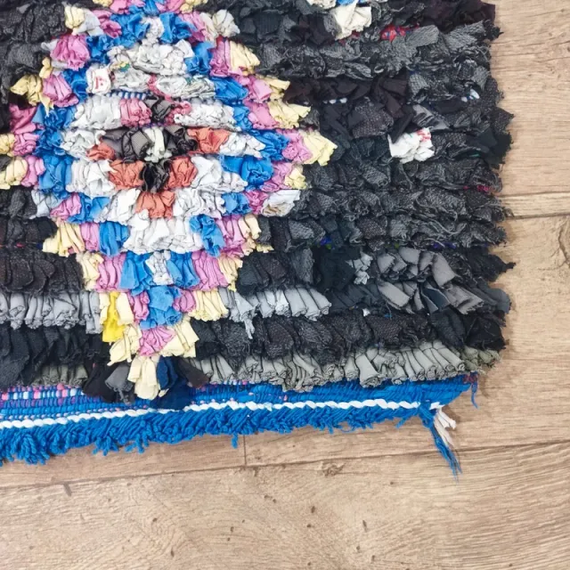 Alfombra de tela negra y multicolor