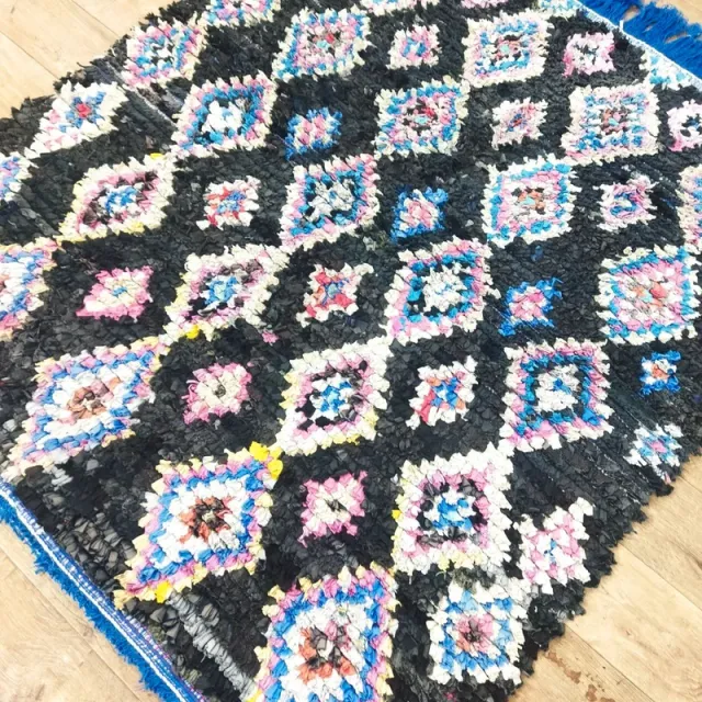 Alfombra de tela negra y multicolor