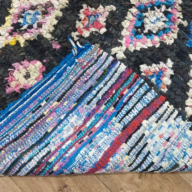 Alfombra de tela negra y multicolor