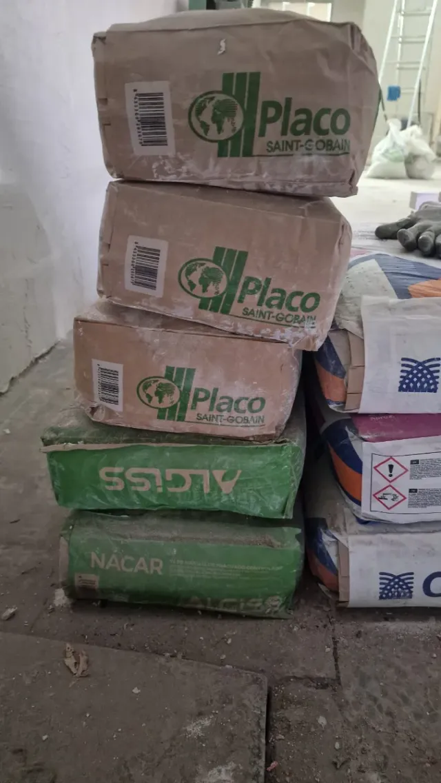 Sacos de yeso Placo y otros