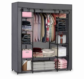 Guardaroba in tessuto e metallo