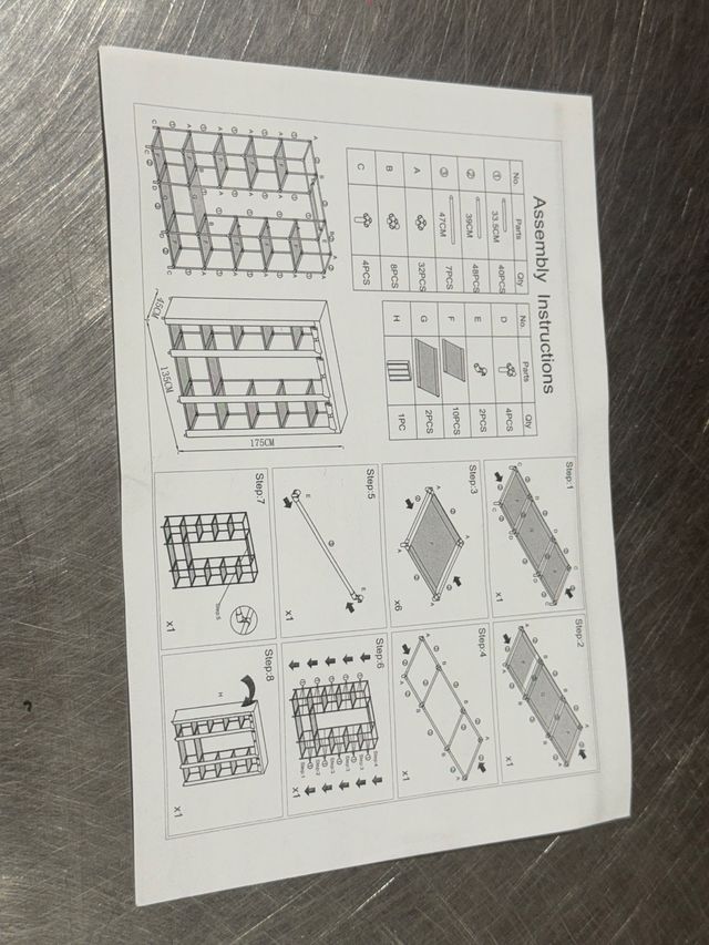 Guardaroba in tessuto e metallo