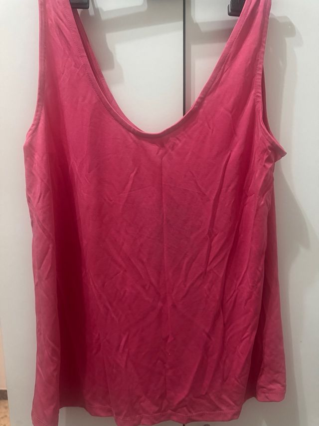 Camiseta tirantes rosa con etiqueta