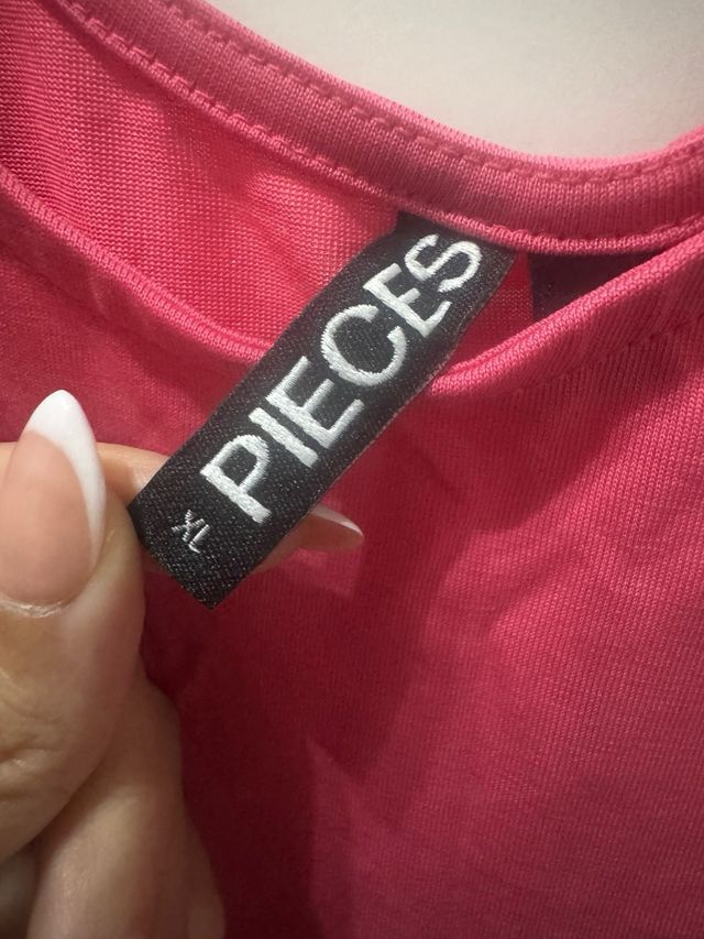 Camiseta tirantes rosa con etiqueta