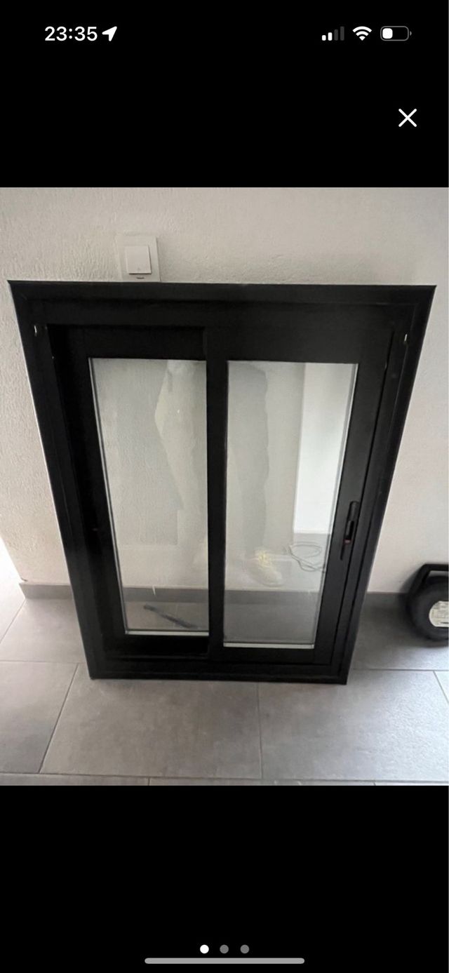 Ventana corredera negra