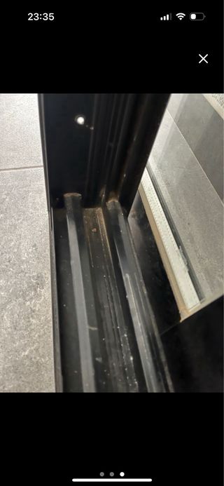 Ventana corredera negra