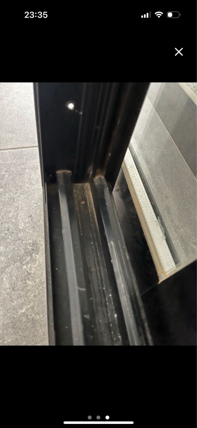 Ventana corredera negra