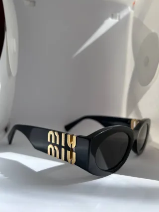 Occhiali da sole Miu Miu neri e oro