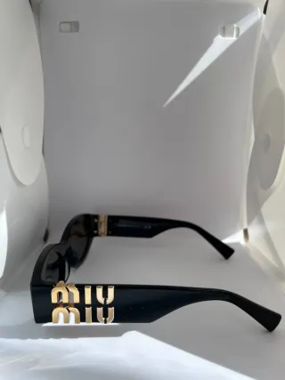 Occhiali da sole Miu Miu neri e oro