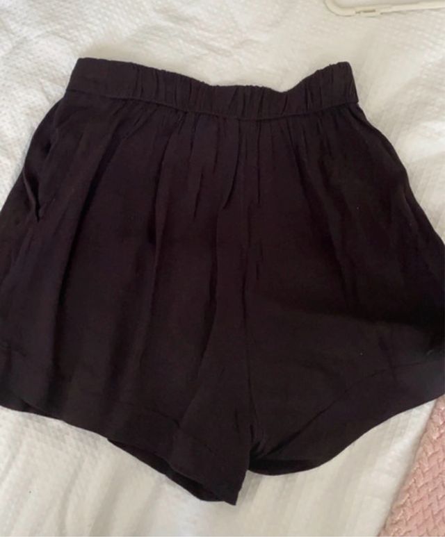 Pantalón corto negro ancho liso