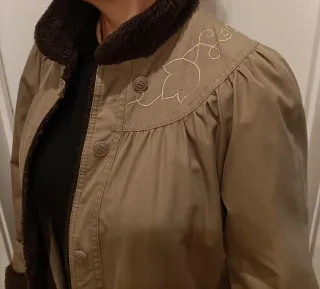 Abrigo beige con bordados