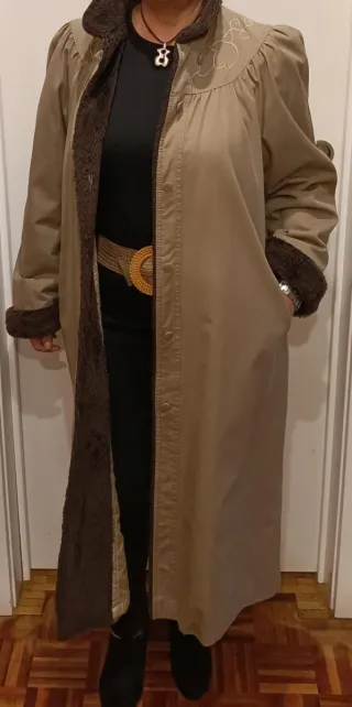 Abrigo beige con bordados