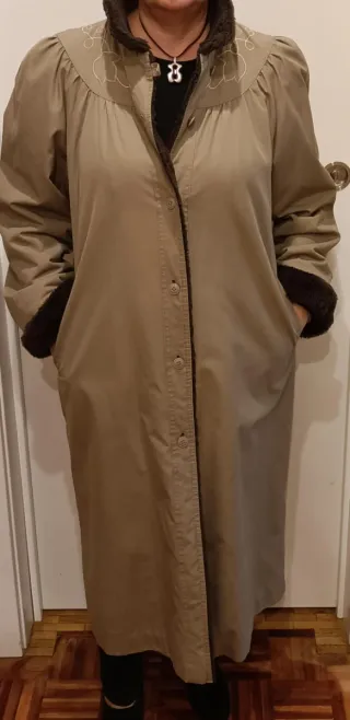 Abrigo beige con bordados