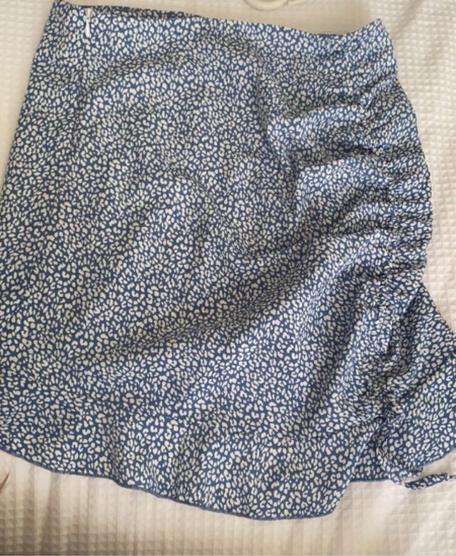 Falda corta estampada floral azul y blanca
