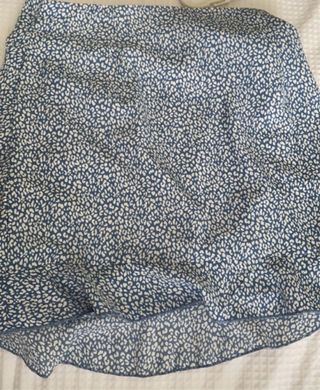 Falda corta estampada floral azul y blanca