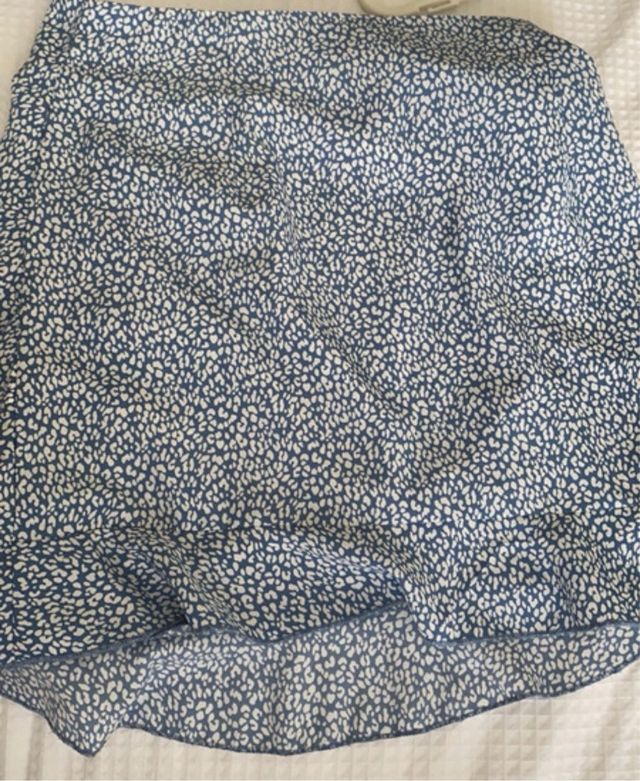 Falda corta estampada floral azul y blanca