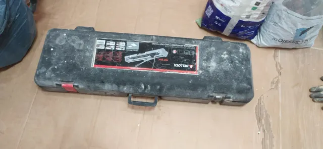 Regalo herramientas y cuñas con la cortadora