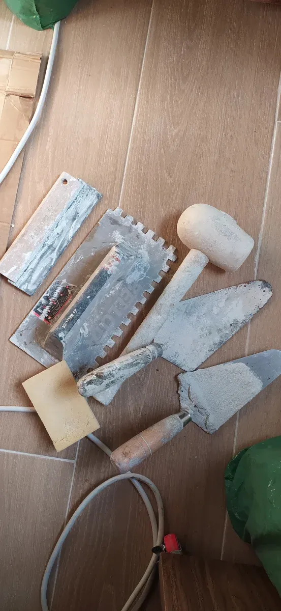 Regalo herramientas y cuñas con la cortadora