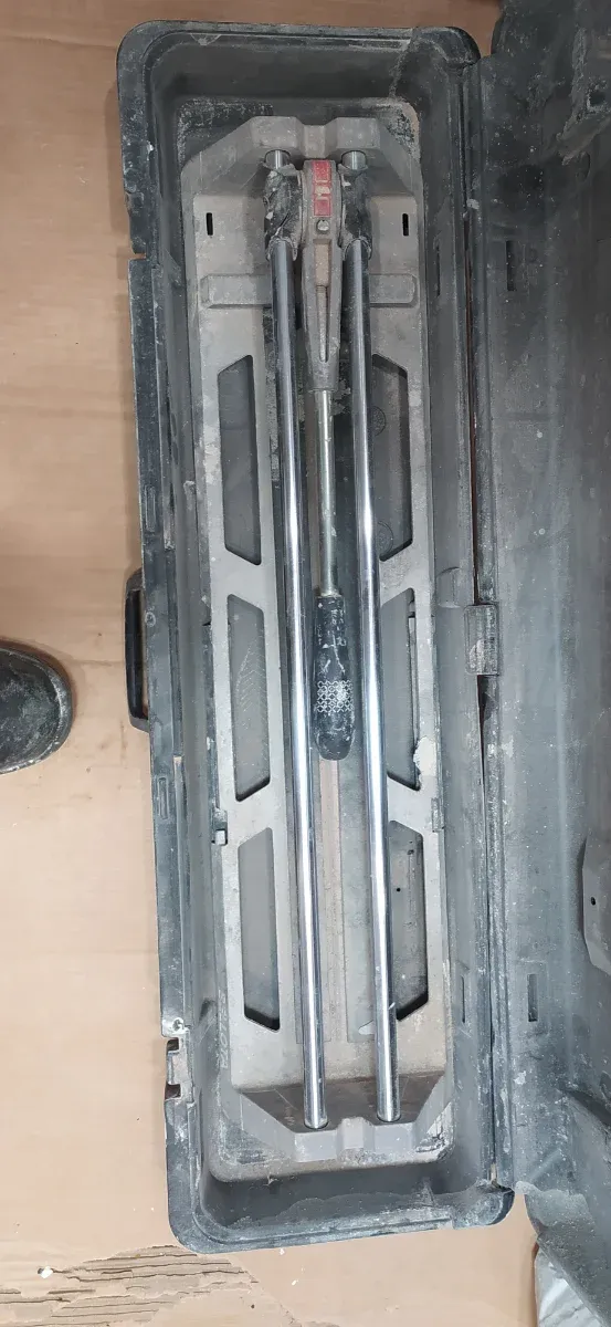 Regalo herramientas y cuñas con la cortadora