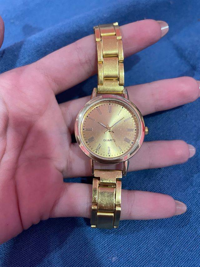Reloj de pulsera dorado