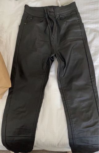 Pantalón efecto cuero negro