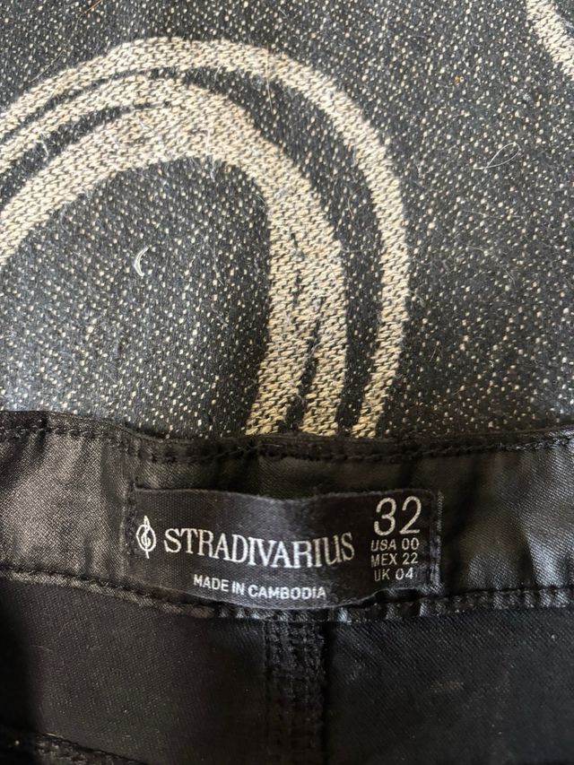 Pantalón pitillo cuero Stradivarius negro