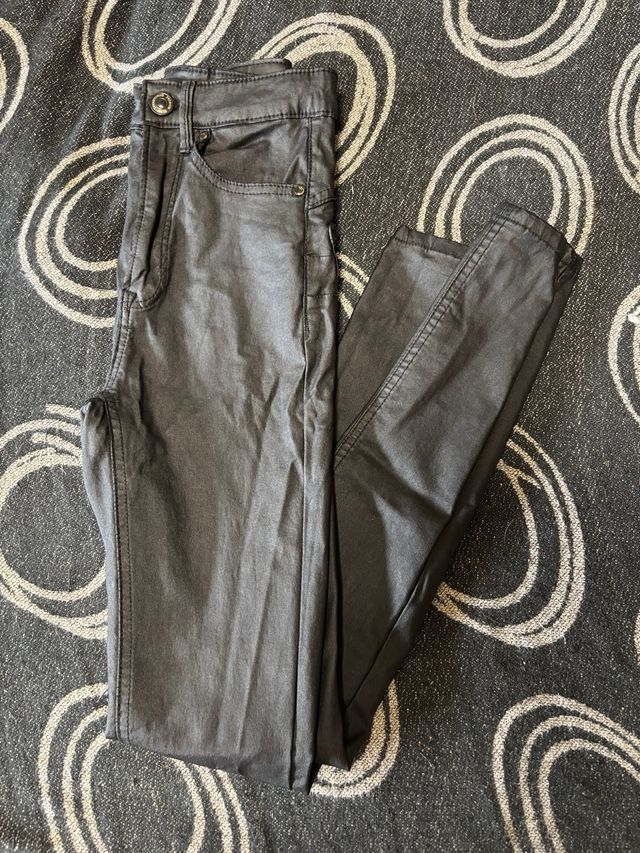 Pantalón pitillo cuero Stradivarius negro