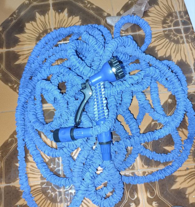 Manguera extensible azul para riego