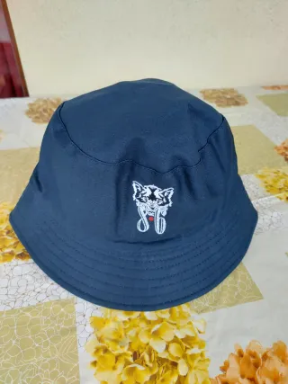 Cappello nuovo nero con ricamo,m dobbiamo faccia