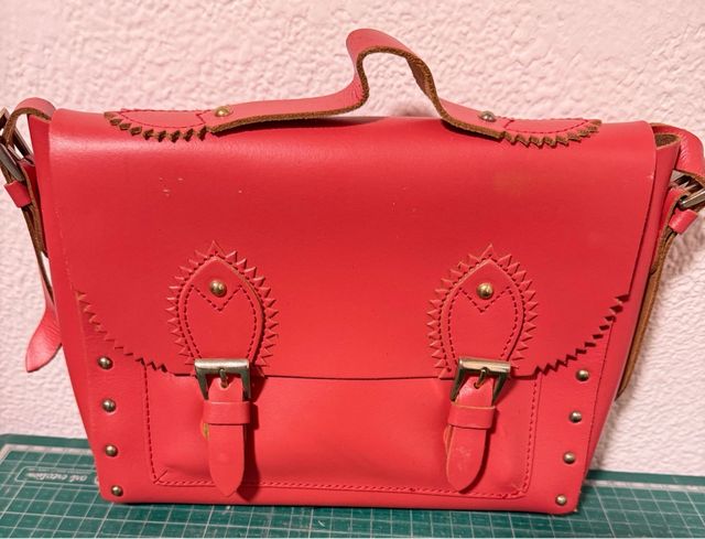 Bolso de piel rojo y bolso plateado